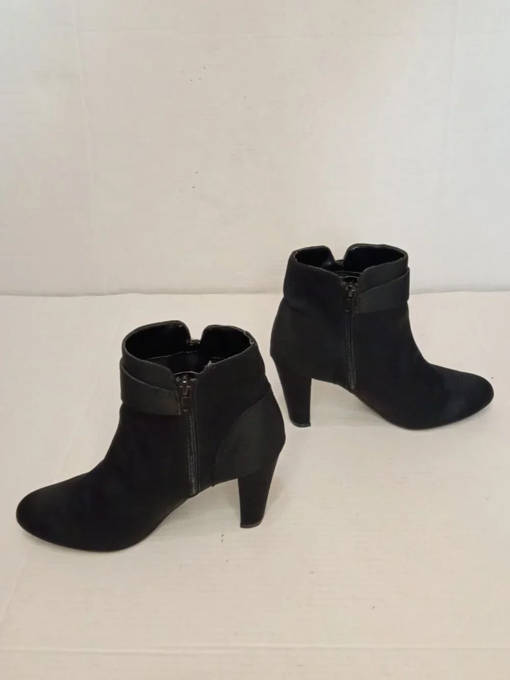 Unisa Unrowen Black Ankle Booties Block Heel Boots Women's Size 9.5M